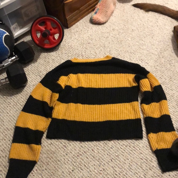 Yellow ans black knitted crop sweater! - Picture 2 of 2